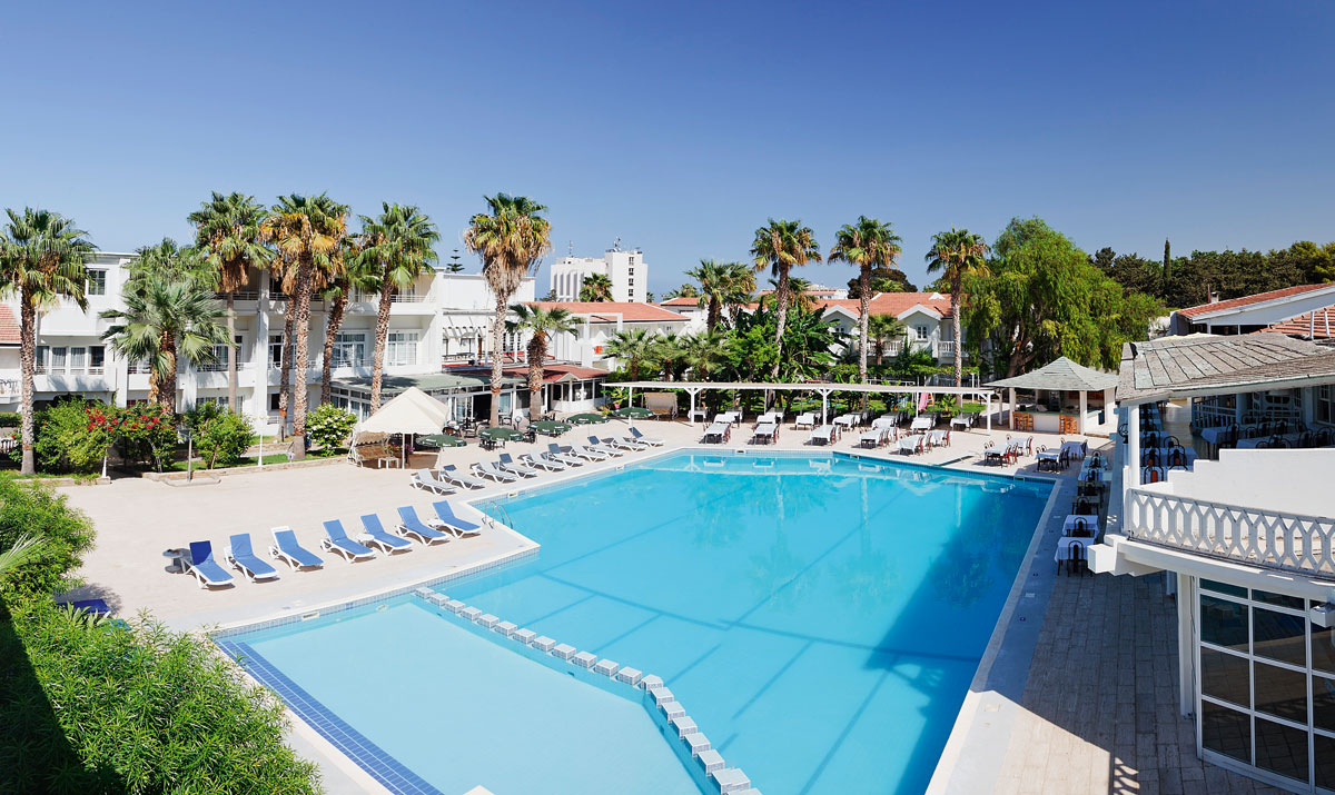 la hotel swimming pool