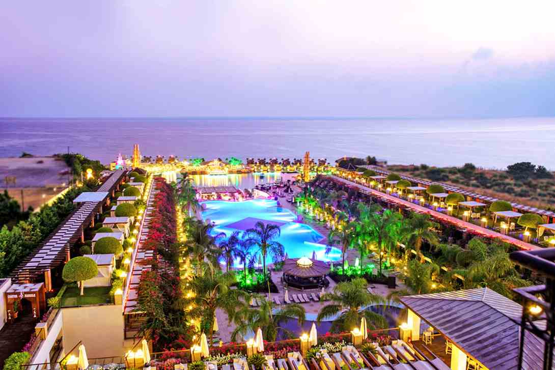 Cratos Premium Hotel